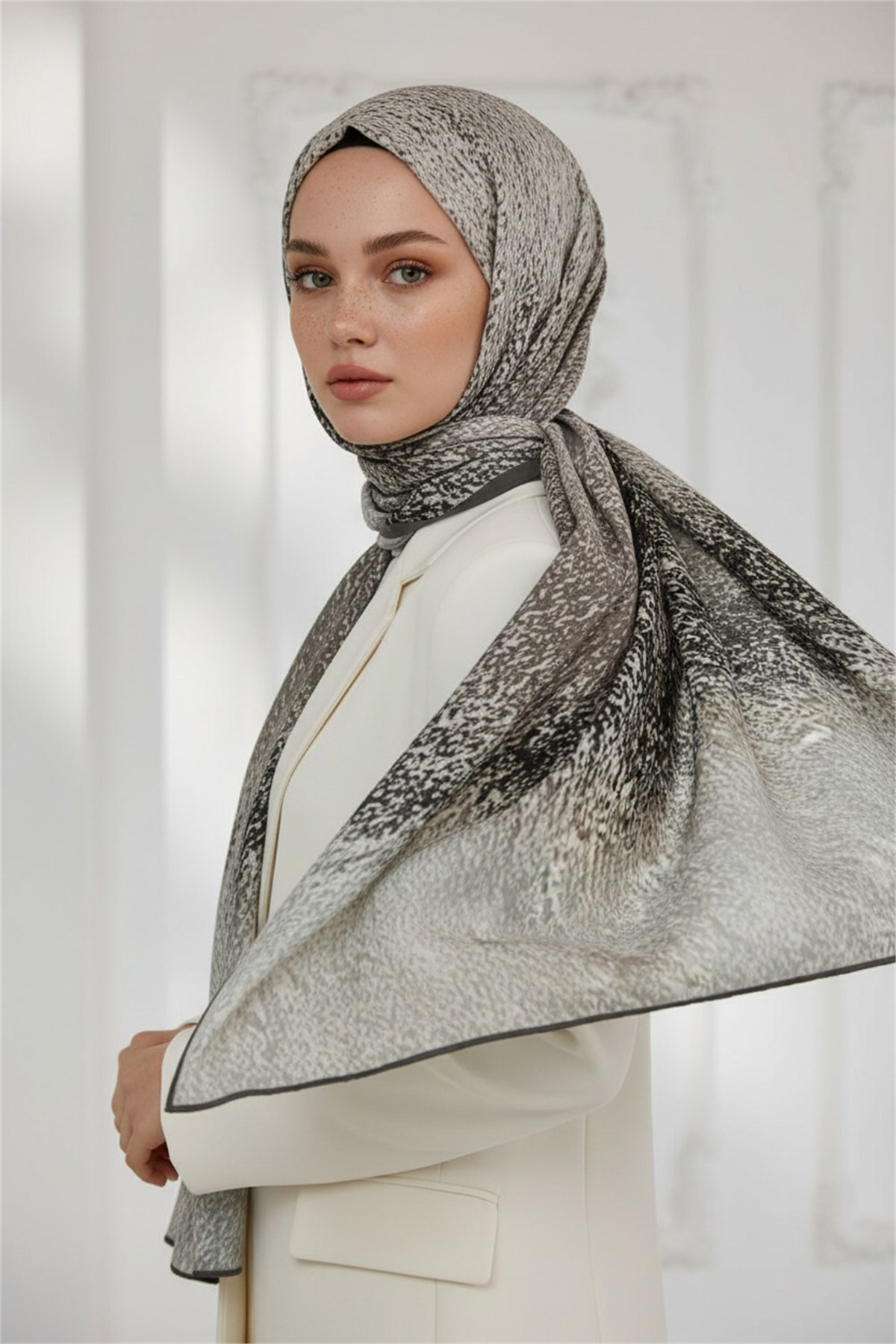 KREP ZİKZAK GEOMETRİK DESENLİ GRİ RENKLİ 75X195 KIRIŞMAZ ŞAL