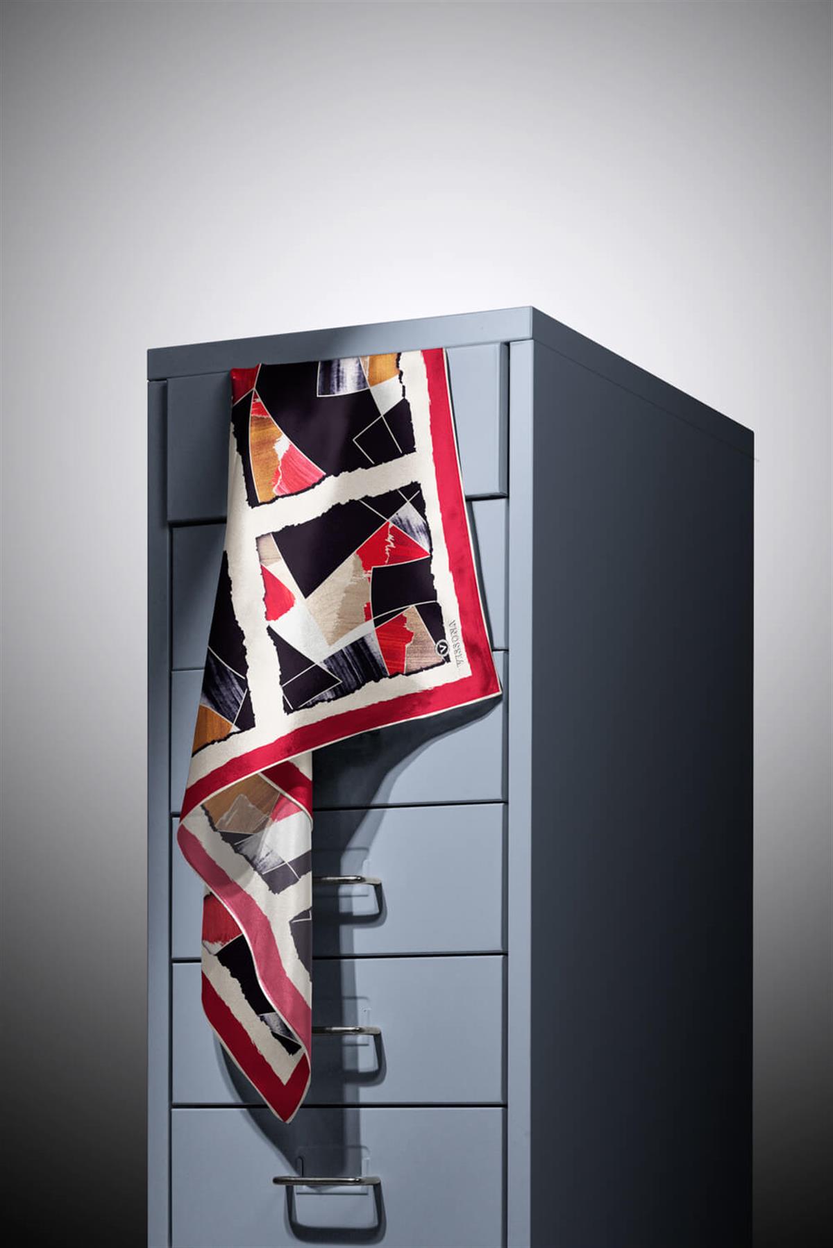 %100 Twill İpek Geometrik Desenli Bordo - Bej Renkli 90x90 Eşarp Dikim Şekli : El Dikişi