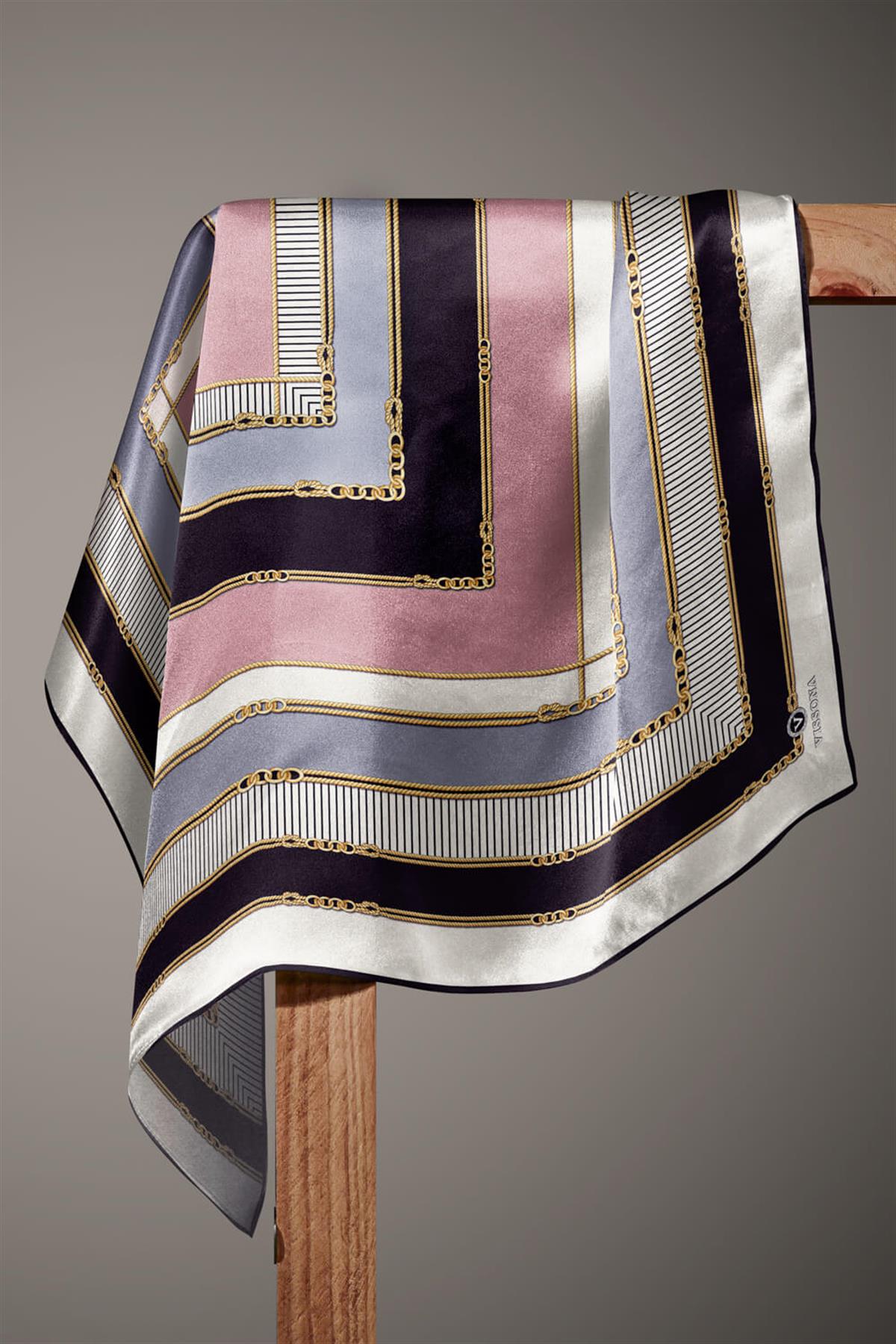 %100 Twill İpek Zincir Detaylı Geometrik Desenli Gri - Pudra Renkli 90x90 Eşarp Dikim Şekli : El Dikişi