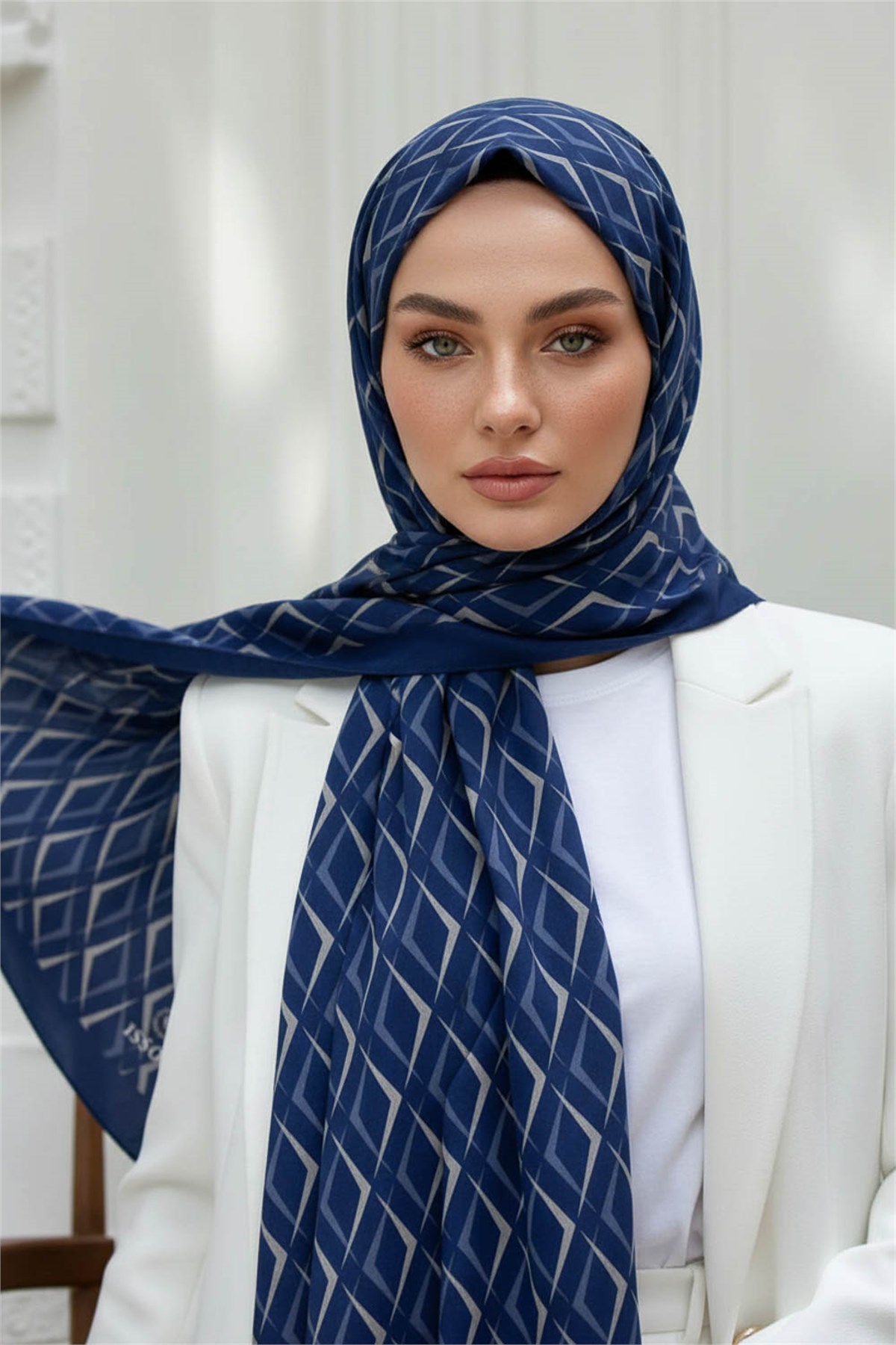 KREP GEOMETRİK DESENLİ LACİVERT RENKLİ 75X195 KIRIŞMAZ ŞAL