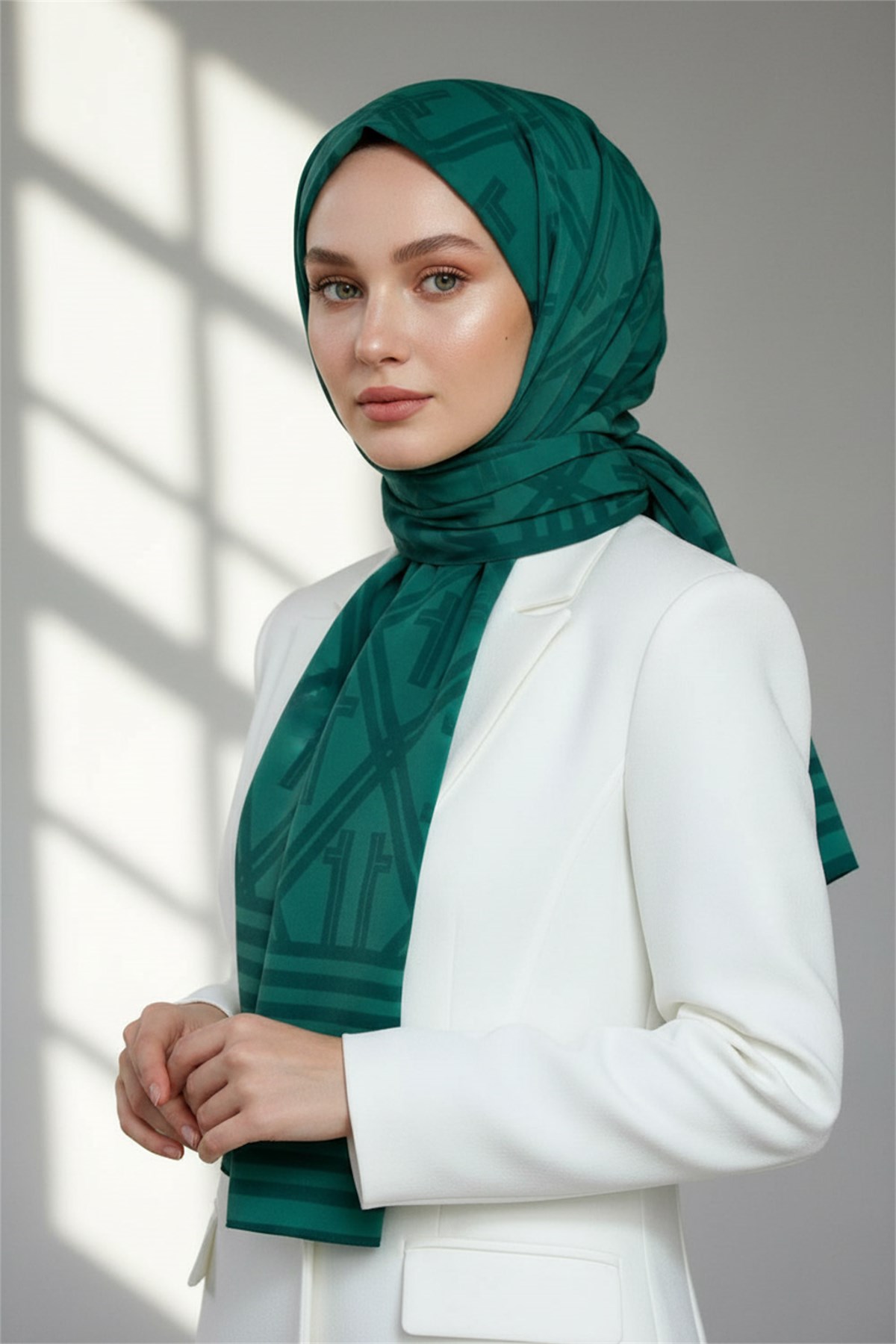 KREP MONOGRAM DESENLİ PETROL YEŞİLİ RENKLİ 75X195 KIRIŞMAZ ŞAL