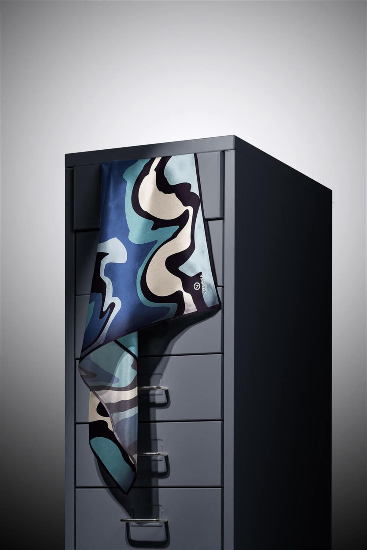 100% Twill İpek Dalga Desenli İndigo - Petrol Mavisi Renkli 90x90 Dikim Şekli : El Dikişi Eşarp