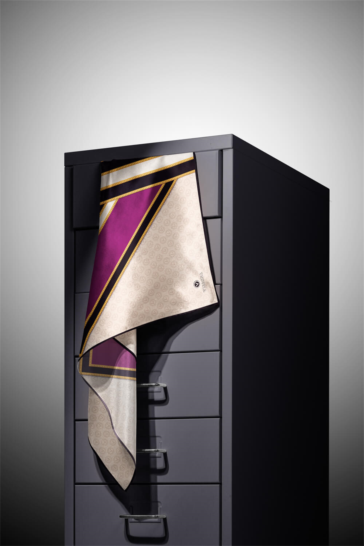 %100 Twill İpek Monogram ve Barok Desenli Mürdüm - Krem Renkli 90x90 Eşarp Dikim Şekli : El Dikişi