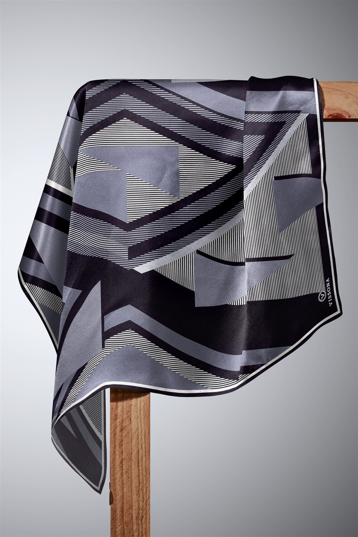 % 57 İPEK % 43 VİSKON Twill İpek Geometrik Desenli Gri - Siyah Renkli 90x90 Eşarp Dikim Şekli : El Dikişi