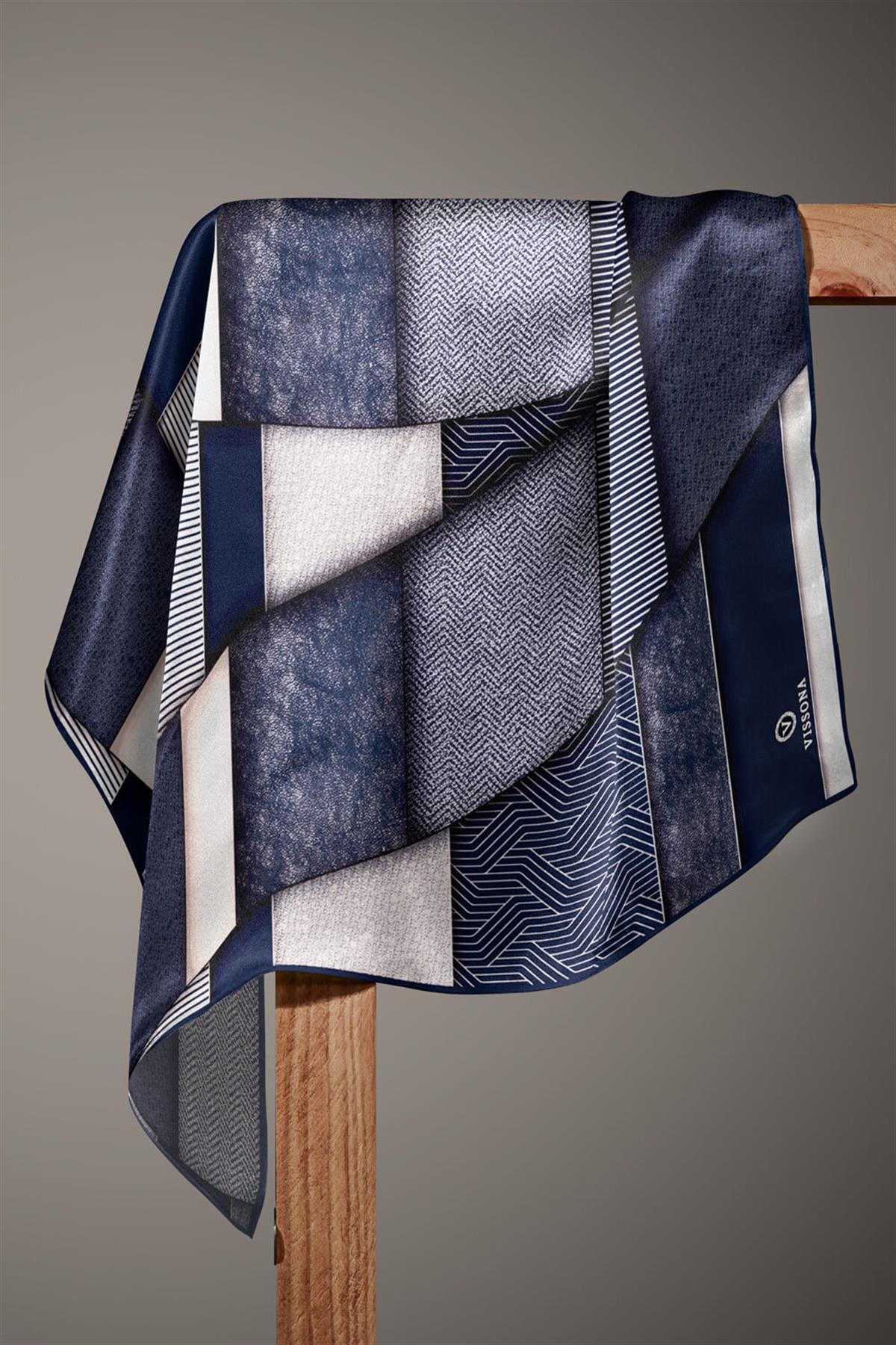 %100 Twill İpek Dokulu ve Geometrik Desenli Lacivert - Krem Renkli 90x90 Eşarp Dikim Şekli : El Dikişi