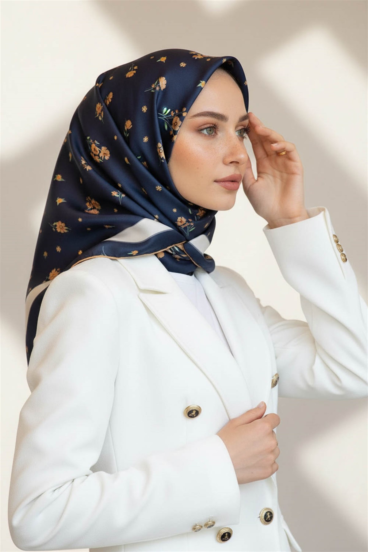 % 57 İPEK % 43 VİSKON Twill İpek Çıtır Çiçek Desenli Lacivert - Gold Renkli 90x90 Eşarp Dikim Şekli : El Dikişi