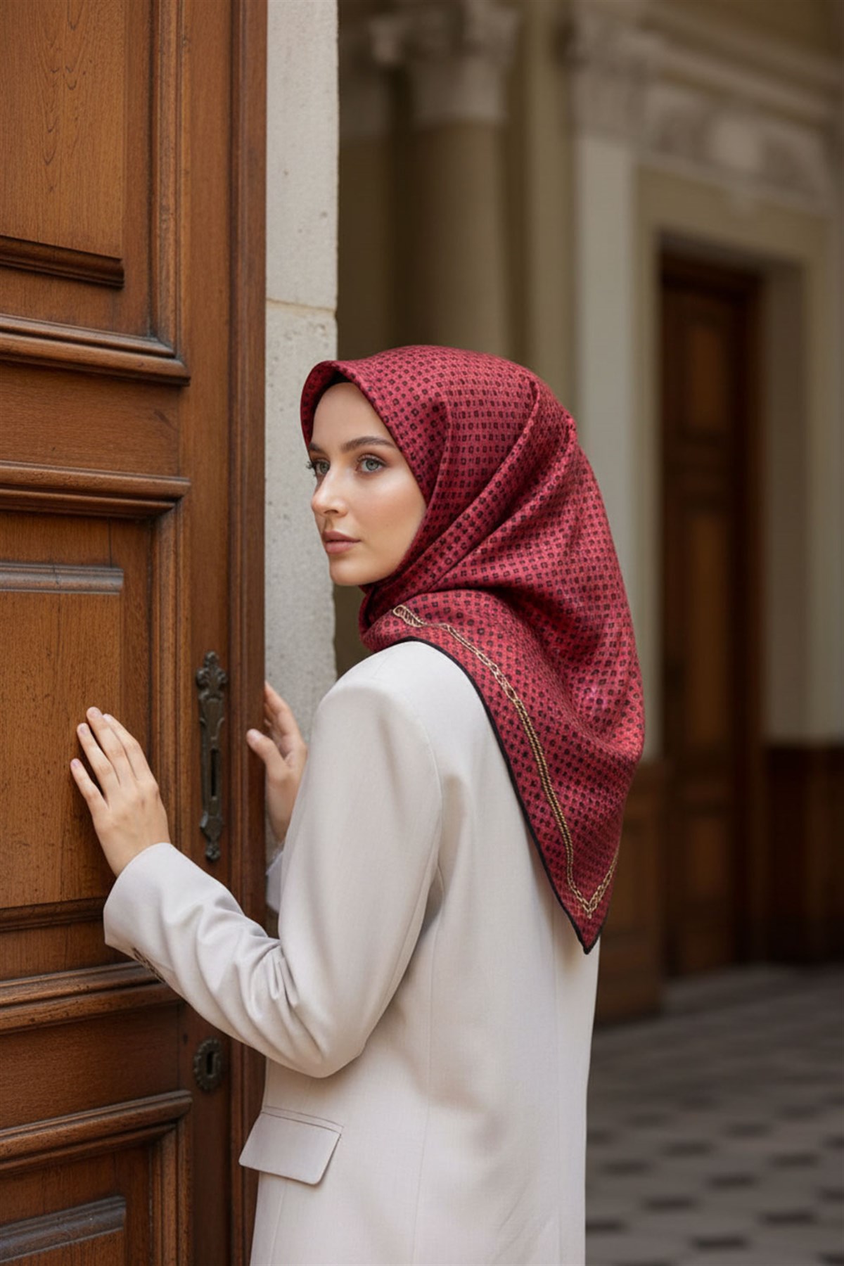 %57 İPEK %43 VİSKON Twill İpek Zincir Desenli Bordo - Siyah Renkli 90x90 Eşarp Dikim Şekli : El Dikişi