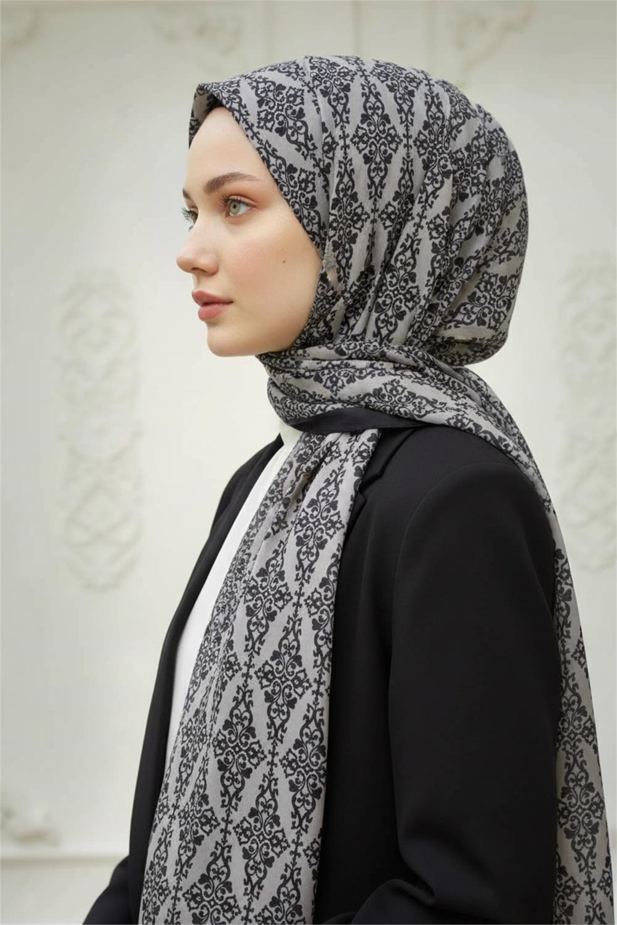 KREP BAROK DESENLİ SİYAH RENKLİ KIRIŞMAZ ŞAL