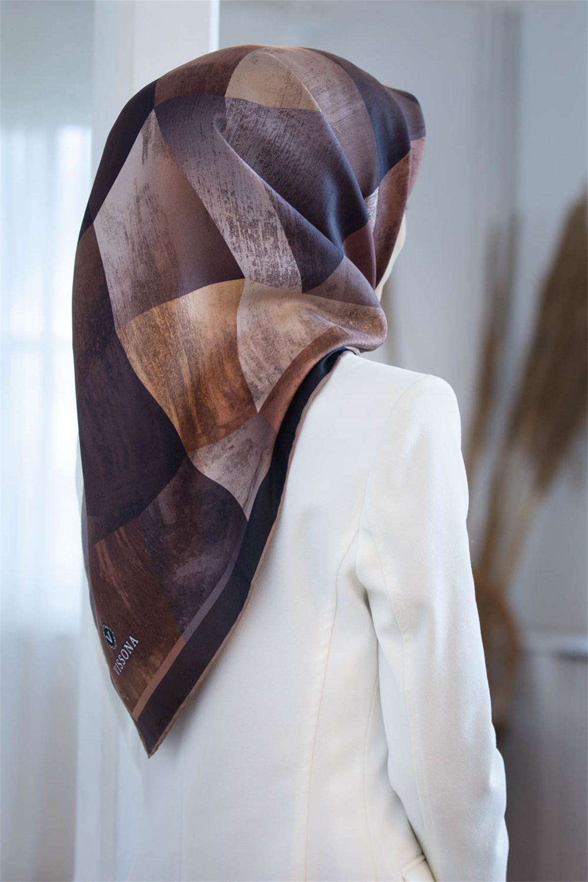 % 57 İPEK % 43 VİSKON Twill İpek Geometrik Desenli Soğan Kabuğu - Bej Renkli 90x90 Eşarp Dikim Şekli : El Dikişi