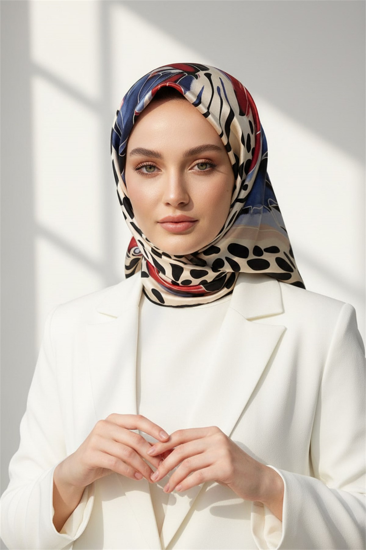%100 Twill İpek Amazon Desenli Kırmızı- İndigo Renkli 90x90 Eşarp Kenar Dikiş Şekli El Dikişli