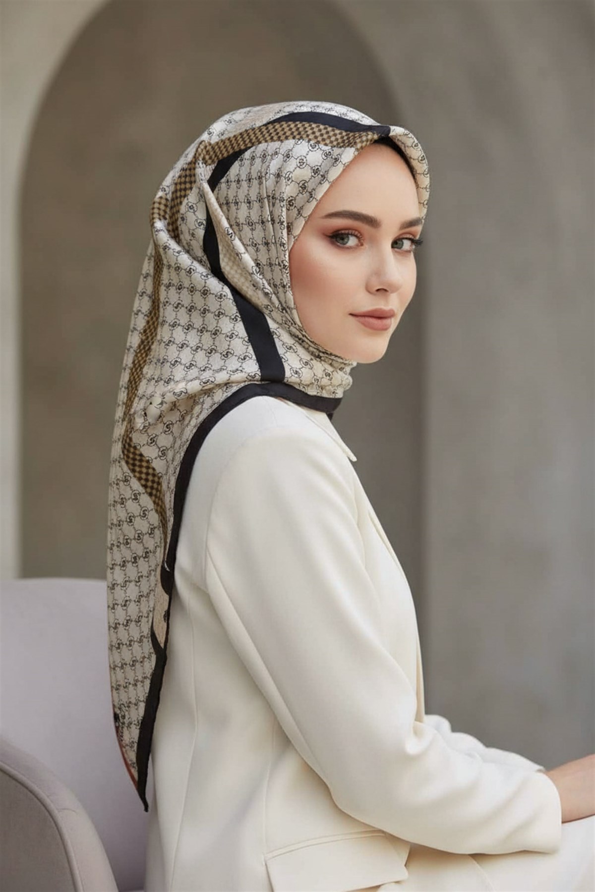 %100 Twill İpek Monogram Ve Şerit Desenli Taba - Siyah Renkli 90x90 Eşarp Dikim Şekli : El Dikişi