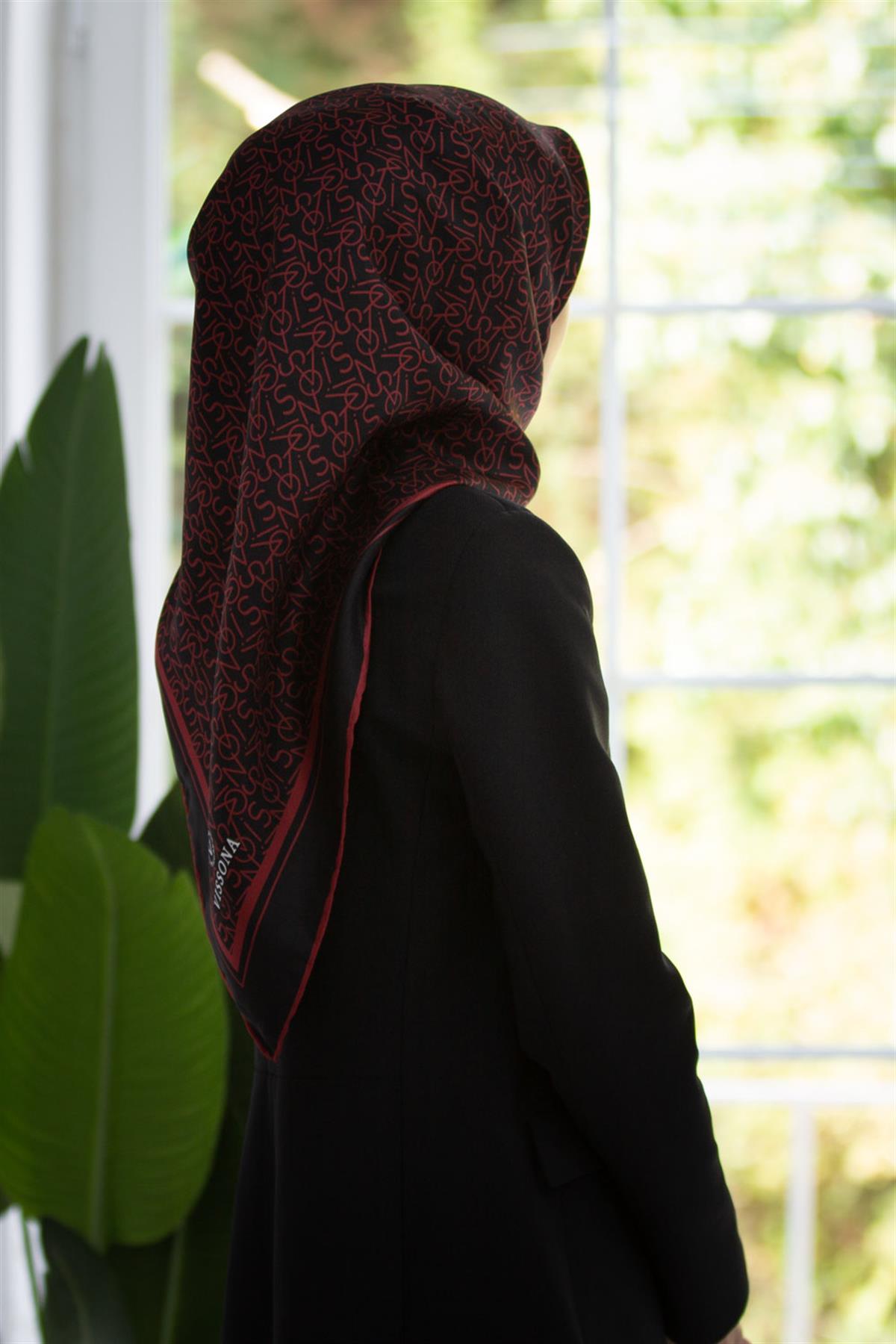 %100 Twill İpek Harf Desenli Siyah - Kırmızı Renkli 90x90 Eşarp Dikim Şekli : El Dikişi