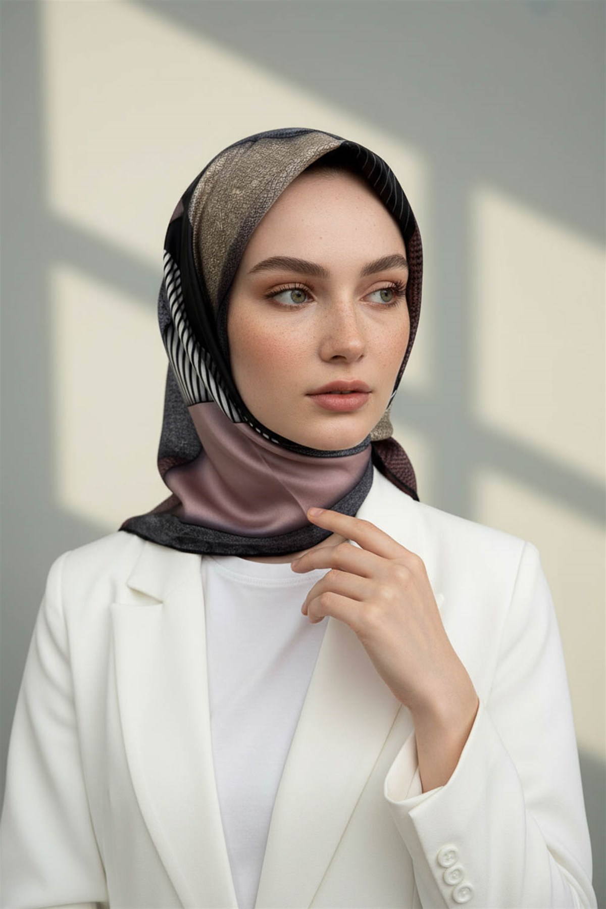 %100 Twill İpek Dokulu ve Geometrik Desenli Pudra - Gri Renkli 90x90 Eşarp Dikim Şekli : El Dikişi