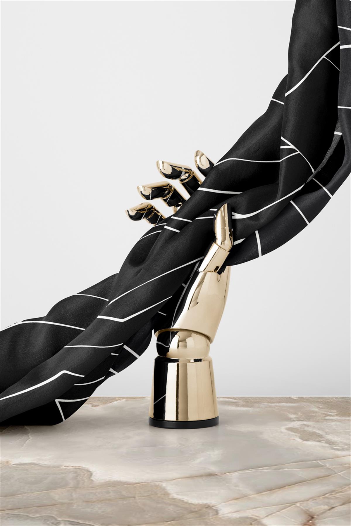 %100 Twill İpek Çizgi Desenli Siyah Krem Renkli 90x90 Eşarp Dikim Şekli : El Dikişi