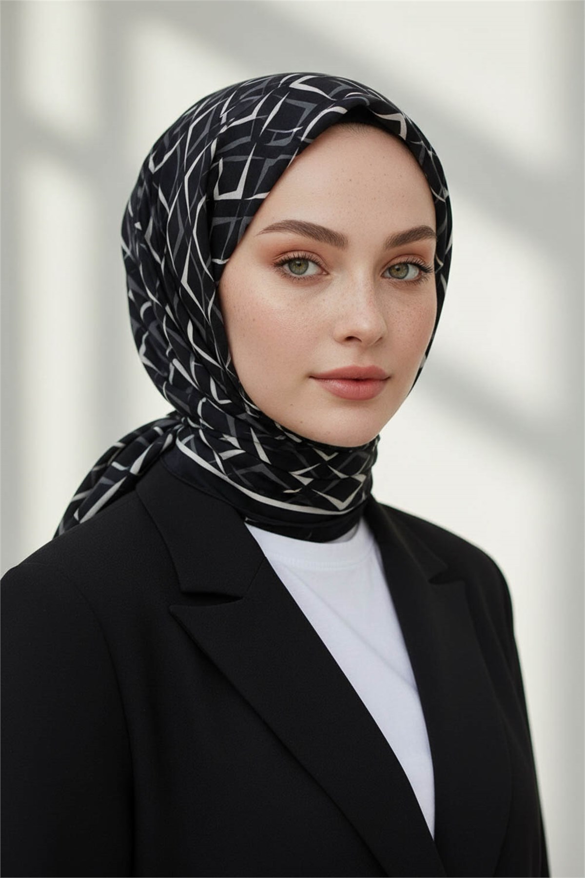 KREP GEOMETRİK DESENLİ SİYAH - KREM RENKLİ 75X195 KIRIŞMAZ ŞAL