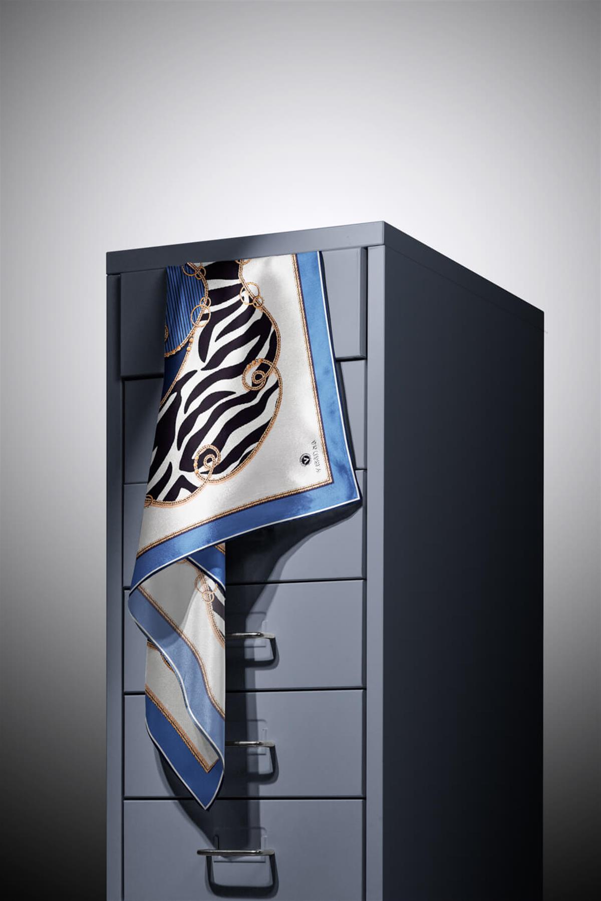 %100 Twill İpek Zincirli Ve Zebra Desenli Bebe Mavisi - Lacivert Renkli 90x90 Eşarp Dikim Şekli : El Dikişi