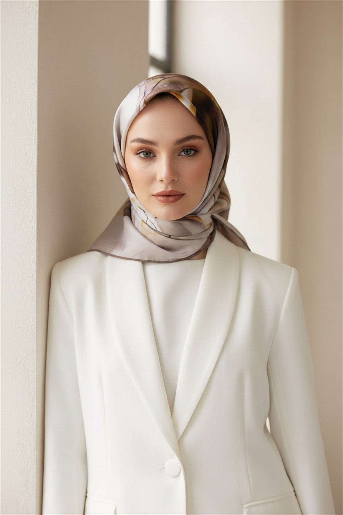 %100 Twill İpek Büyük Çiçek Desenli Bej - Gül Kurusu Renkli 90x90 Eşarp Dikim Şekli : El Dikişi