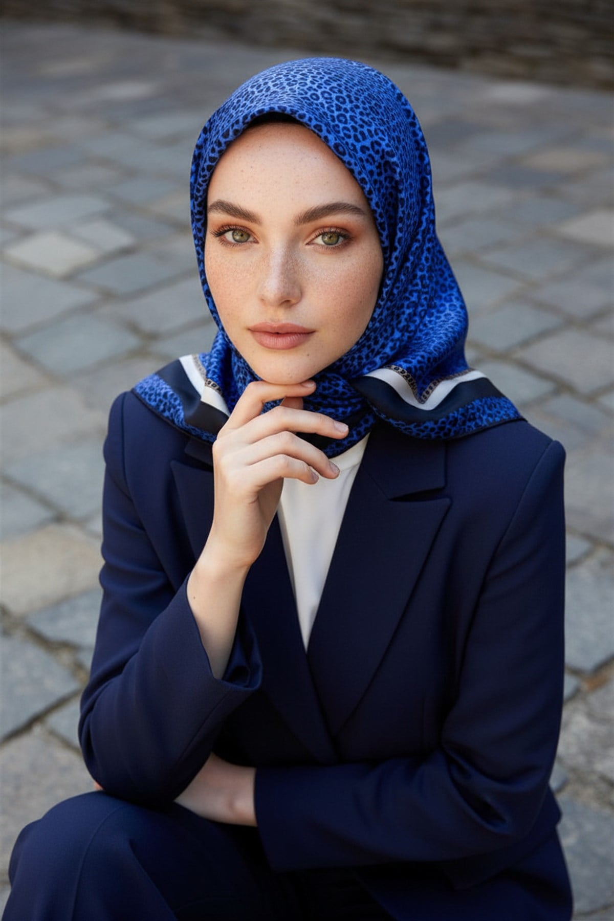 %100 Twill İpek Leopar Desenli Saks Renkli 90x90 Eşarp Dikim Şekli : El Dikişi