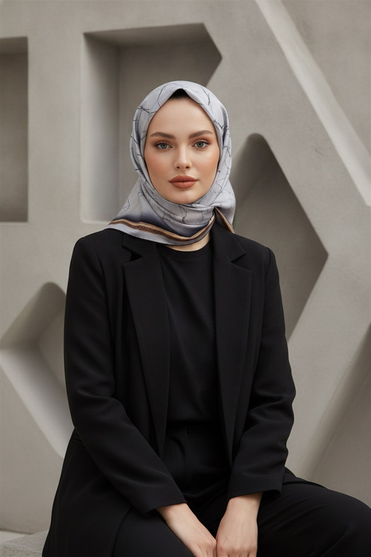 %100 Twill İpek Mermer Desenli Gümüş Renkli 90x90 Eşarp Dikim Şekli : El Dikişi