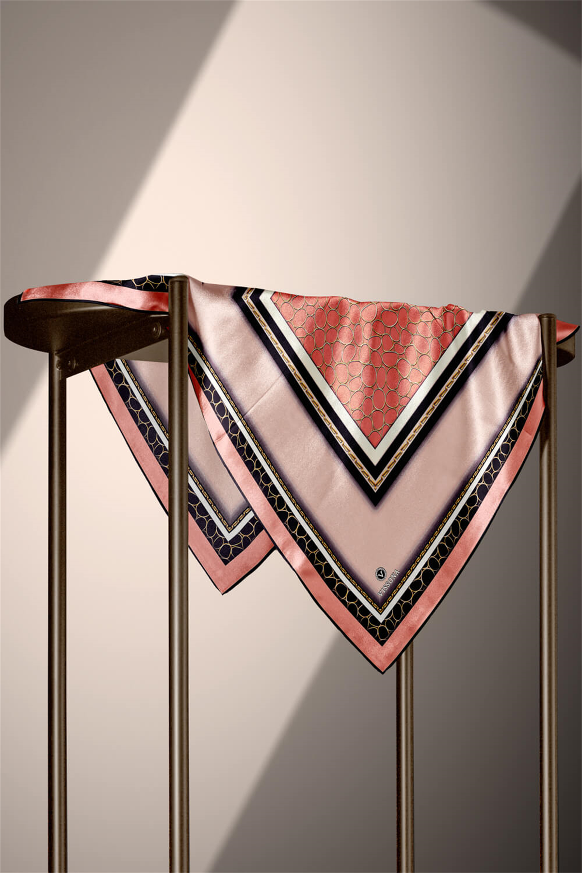 % 57 İPEK % 43 VİSKON Twill İpek Gold Halka Desenli Nar Çiçeği - Siyah Renkli 90x90 Eşarp Dikim Şekli : El Dikişi