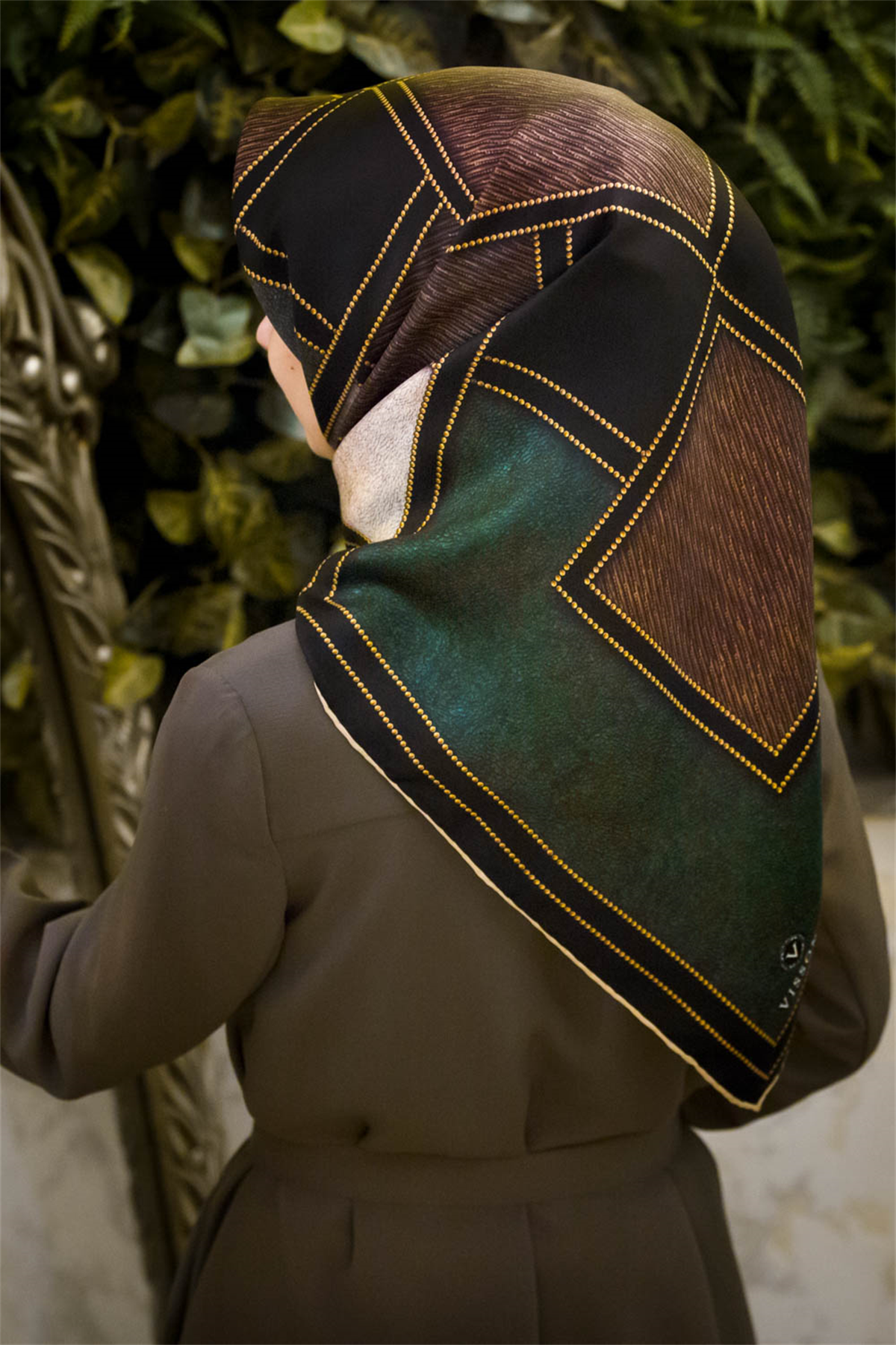 100% Twill İpek Gold Detaylı Kare Desenli Siyah - Zümrüt Yeşili Renkli 90x90 Dikim Şekli : El Dikişi