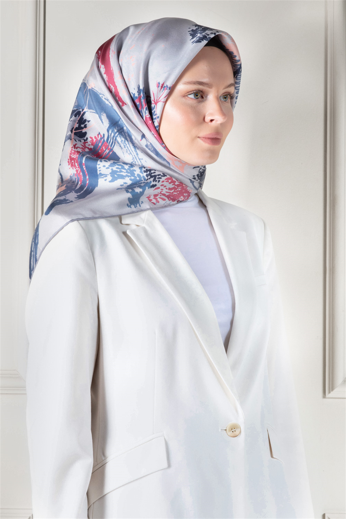 %100 Twill İpek Suluboya Çiçek Desenli Gri - Pudra Renkli 90x90 Eşarp Dikim Şekli : El Dikişi