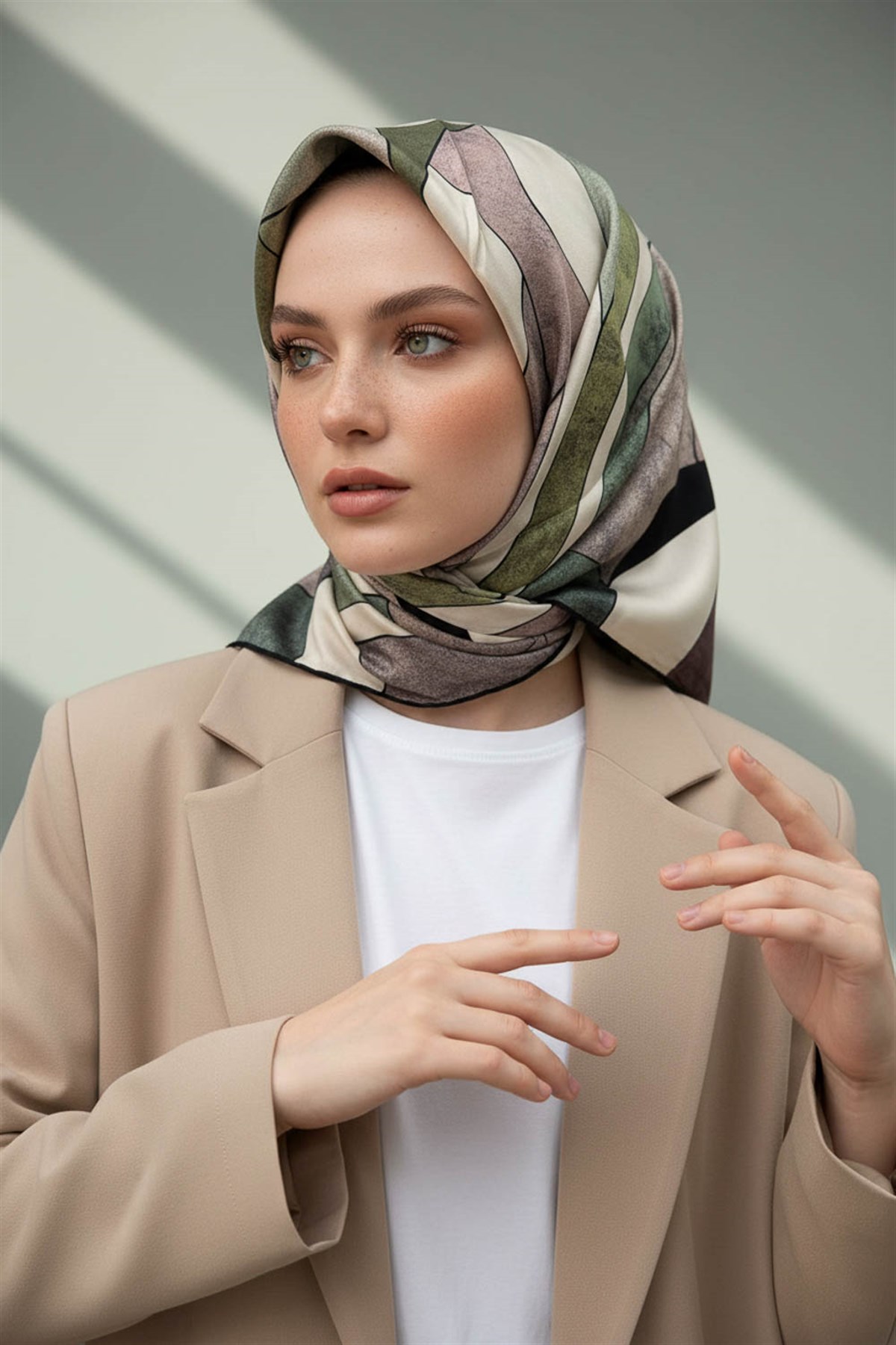 %100 Twill İpek Geometrik Desenli Bakır - Haki Renkli 90x90 Eşarp Dikim Şekli : El Dikişi