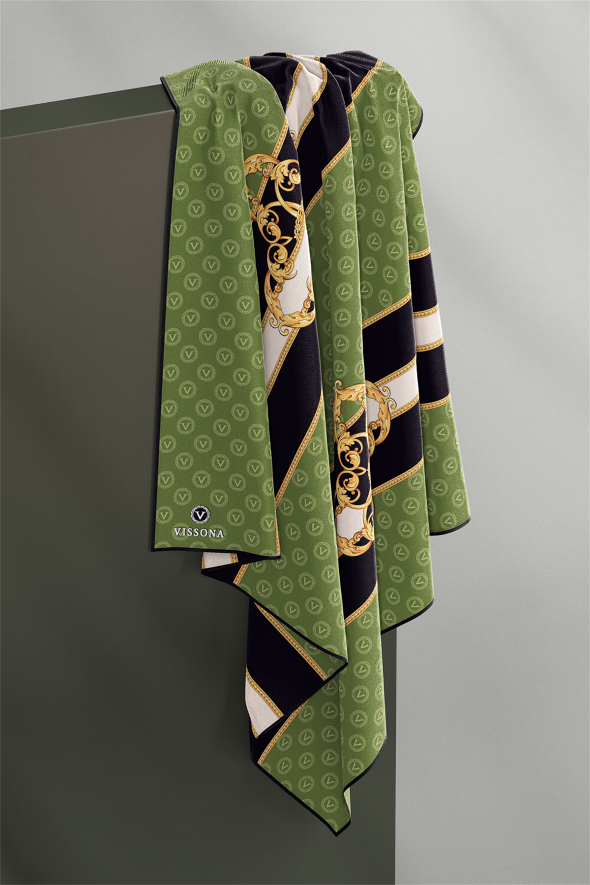 %100 Twill İpek Monogramlı Ve Barok Desenli Haki - Siyah Renkli 90x90 Eşarp Dikim Şekli : El Dikişi