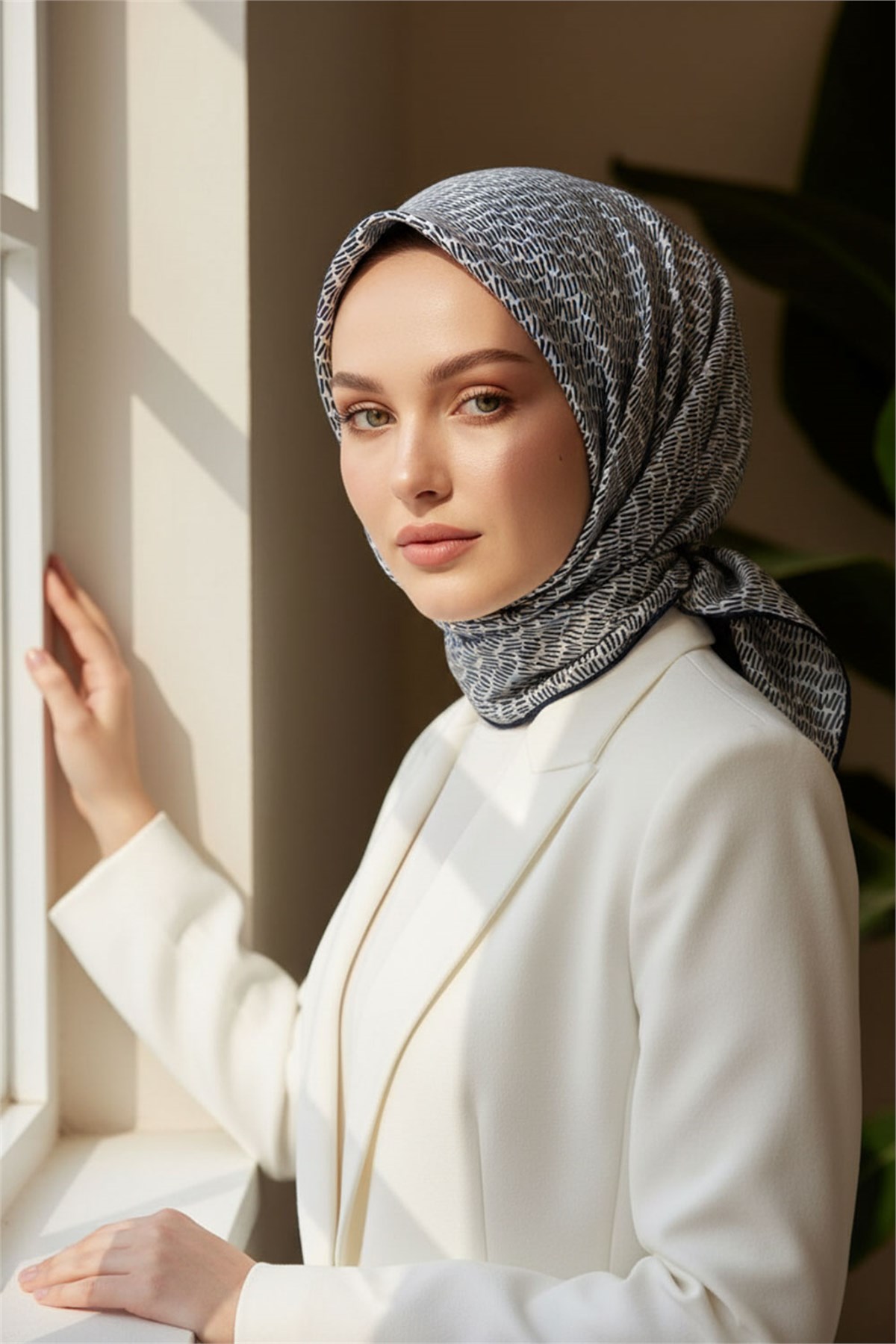%100 Twill İpek Çizgi Desenli Krem - Lacivert Renkli 90x90 Eşarp Dikim Şekli : El Dikişi