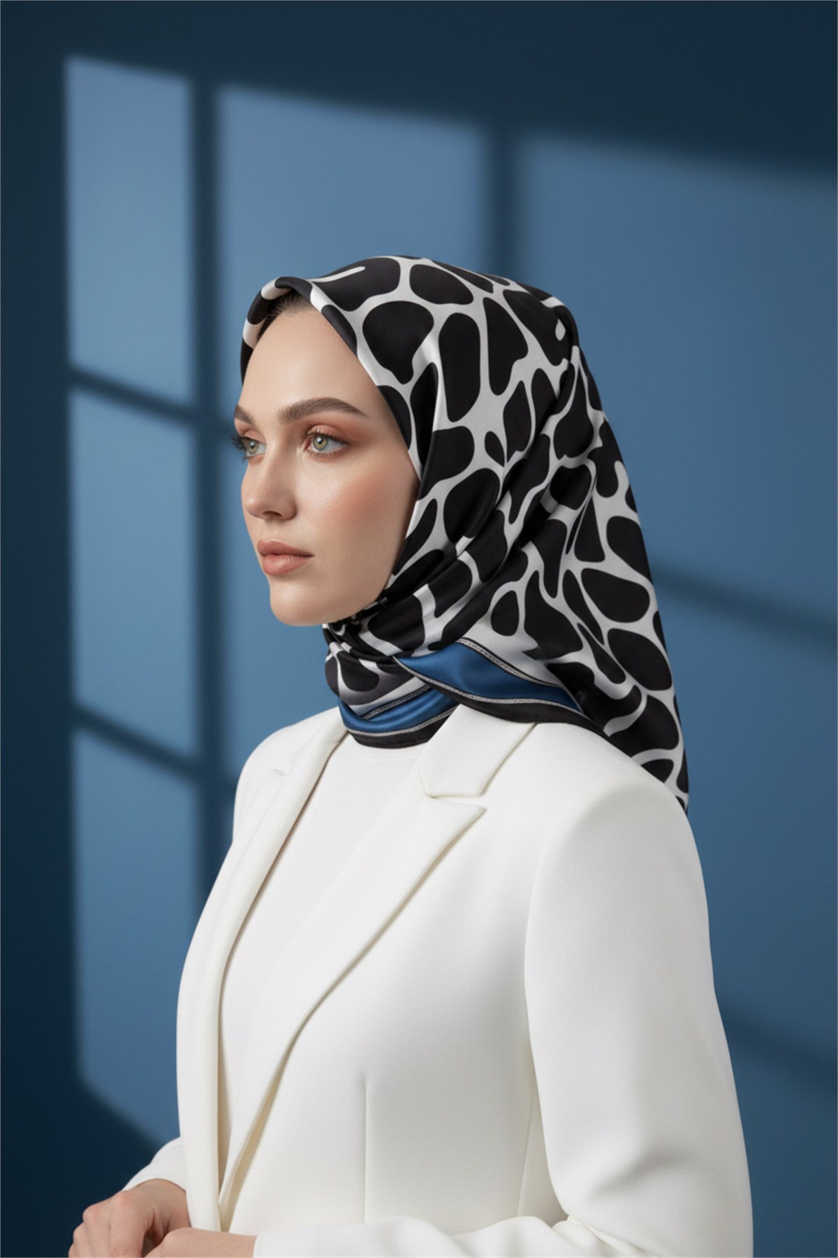 Kristal Taş Desenli İndigo Renkli 90x90 Eşarp (İpek İçermez) Dikim Şekli : El Dikişi
