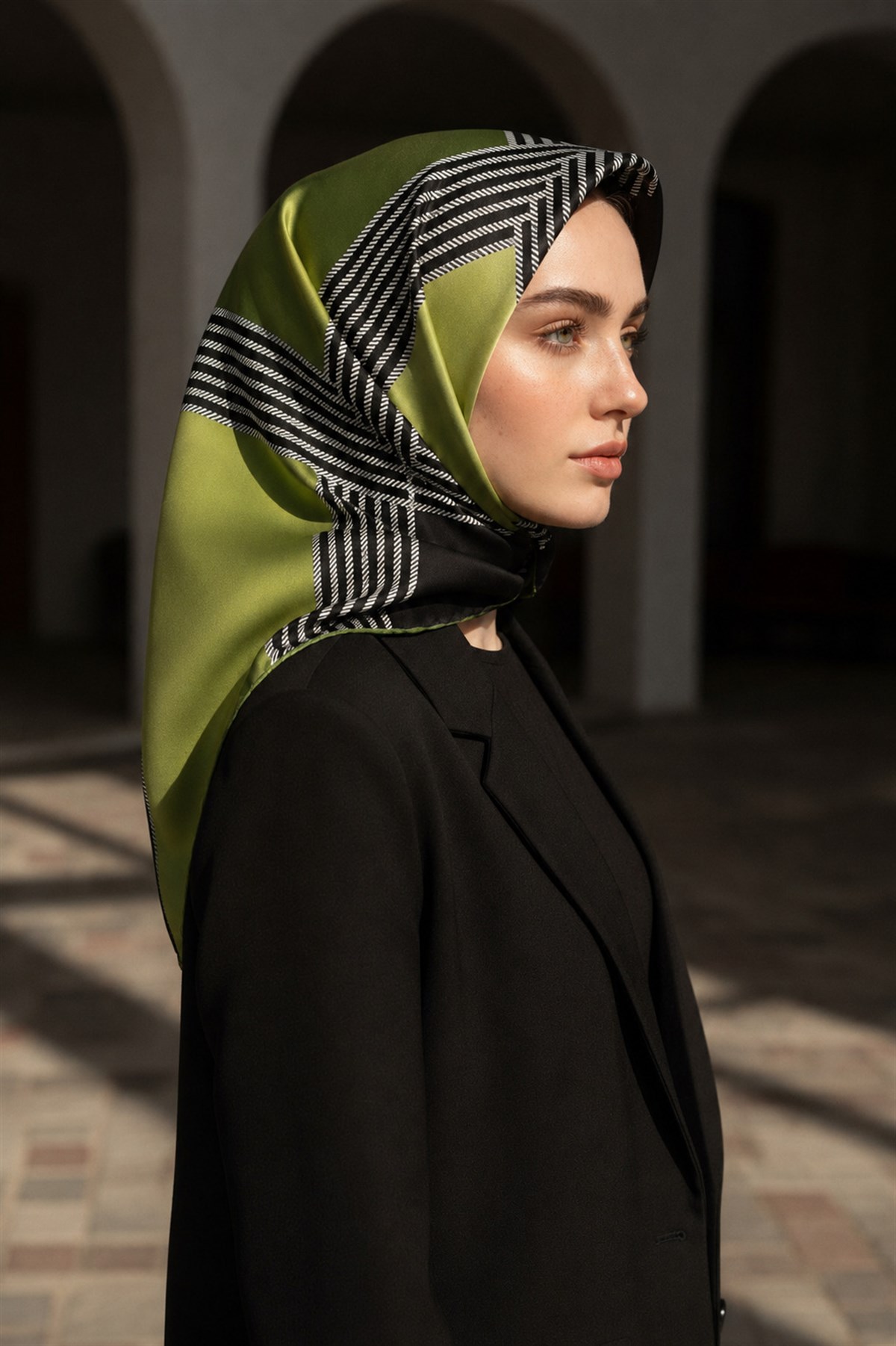 % 57 İPEK % 43 VİSKON Twill İpek Geometrik Desenli Haki Renkli 90x90 Eşarp Dikim Şekli : El Dikişi