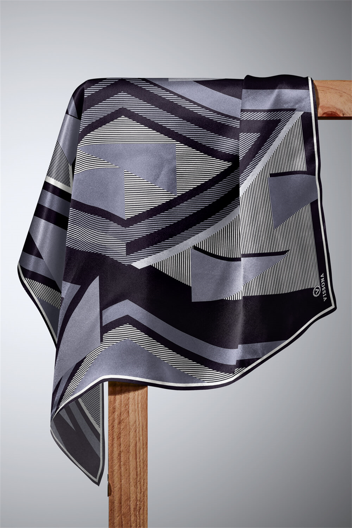 % 57 İPEK % 43 VİSKON Twill İpek Geometrik Desenli Gri - Siyah Renkli 90x90 Eşarp Dikim Şekli : El Dikişi