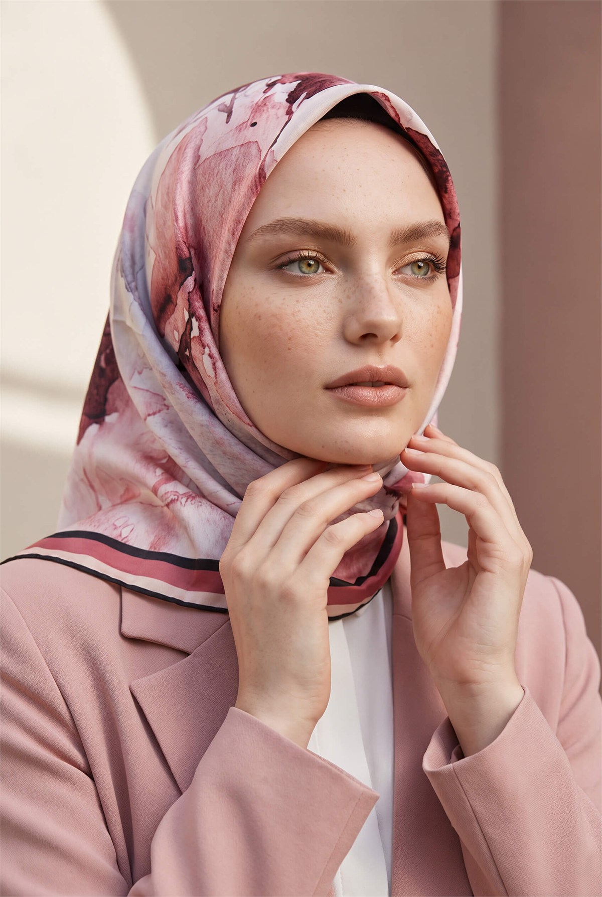Rayon Sulu Boya Çiçek Desenli Pudra Renkli 90x90 Dikim Şekli : El Dikişi Eşarp (İpek İçermez)