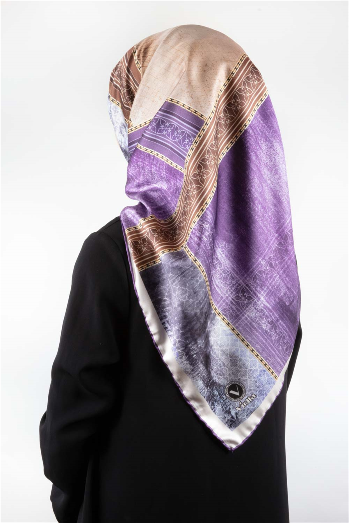 Twill Dokulu Ve Geometrik Desenli Mor Renkli 90x90 Eşarp (İpek İçermez) Dikim Şekli : El Dikişi