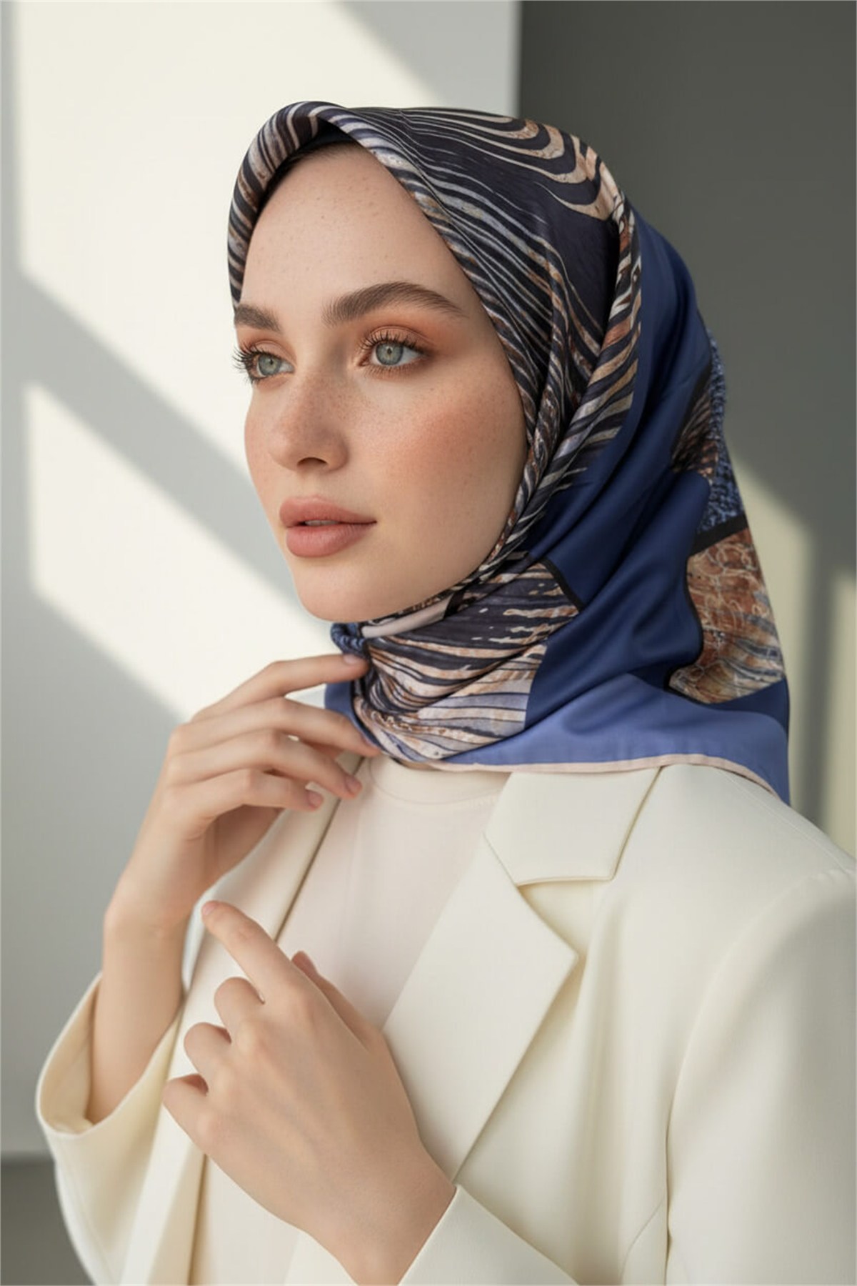 Twill Dalgalı Geometrik Desenli Saks Renkli 90x90 Eşarp (İpek İçermez) Kenar Dikiş Şekli El Dikişli