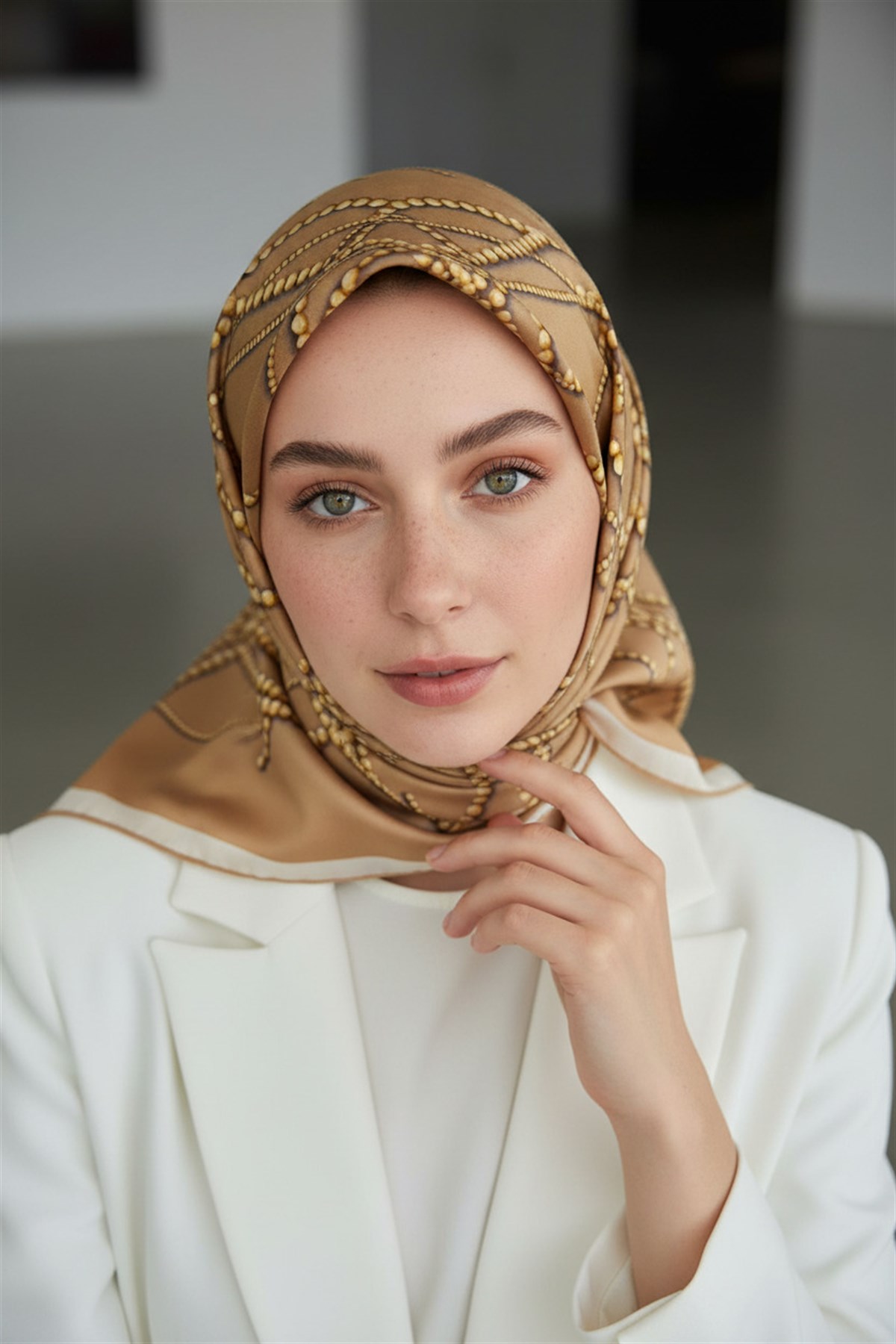 %100 Twill İpek İnci Desenli Bej Renkli 90x90 Eşarp Kenar Dikiş Şekli : El Dikişli