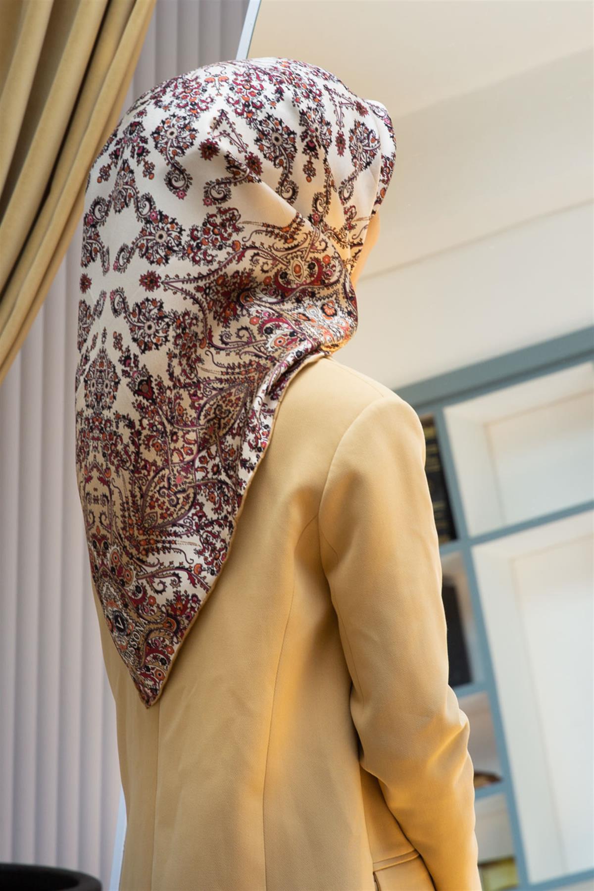 %100 Twill İpek Şal Desenli Krem Renkli 90x90 Eşarp Dikim Şekli : El Dikişi