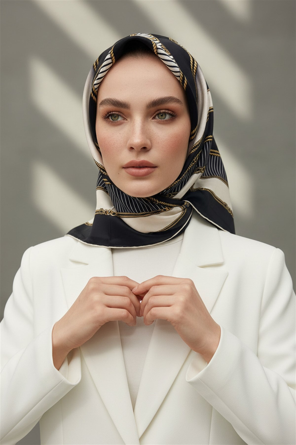 %100 Twill İpek Zincir Detaylı Geometrik Desenli Siyah - Krem Renkli 90x90 Eşarp Dikim Şekli : El Dikişi