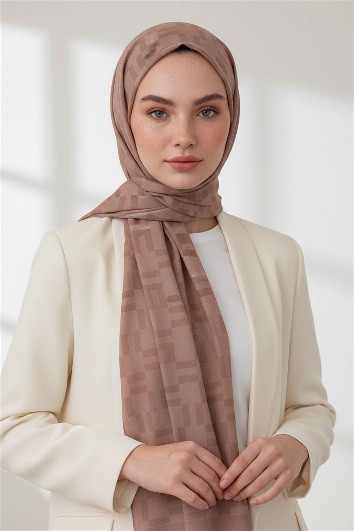 KREP MONOGRAM DESENLİ BAKIR RENKLİ 75X195 KIRIŞMAZ ŞAL