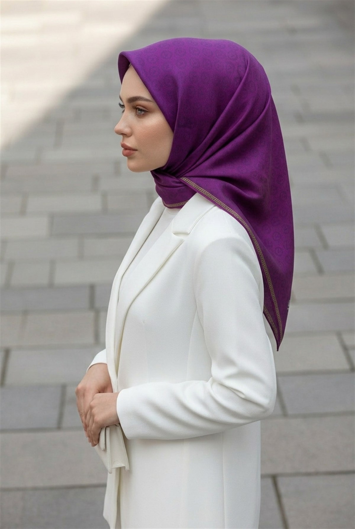 %100 Twill İpek Monogram Desenli Mürdüm Renkli 90x90 Eşarp Dikim Şekli : El Dikişi