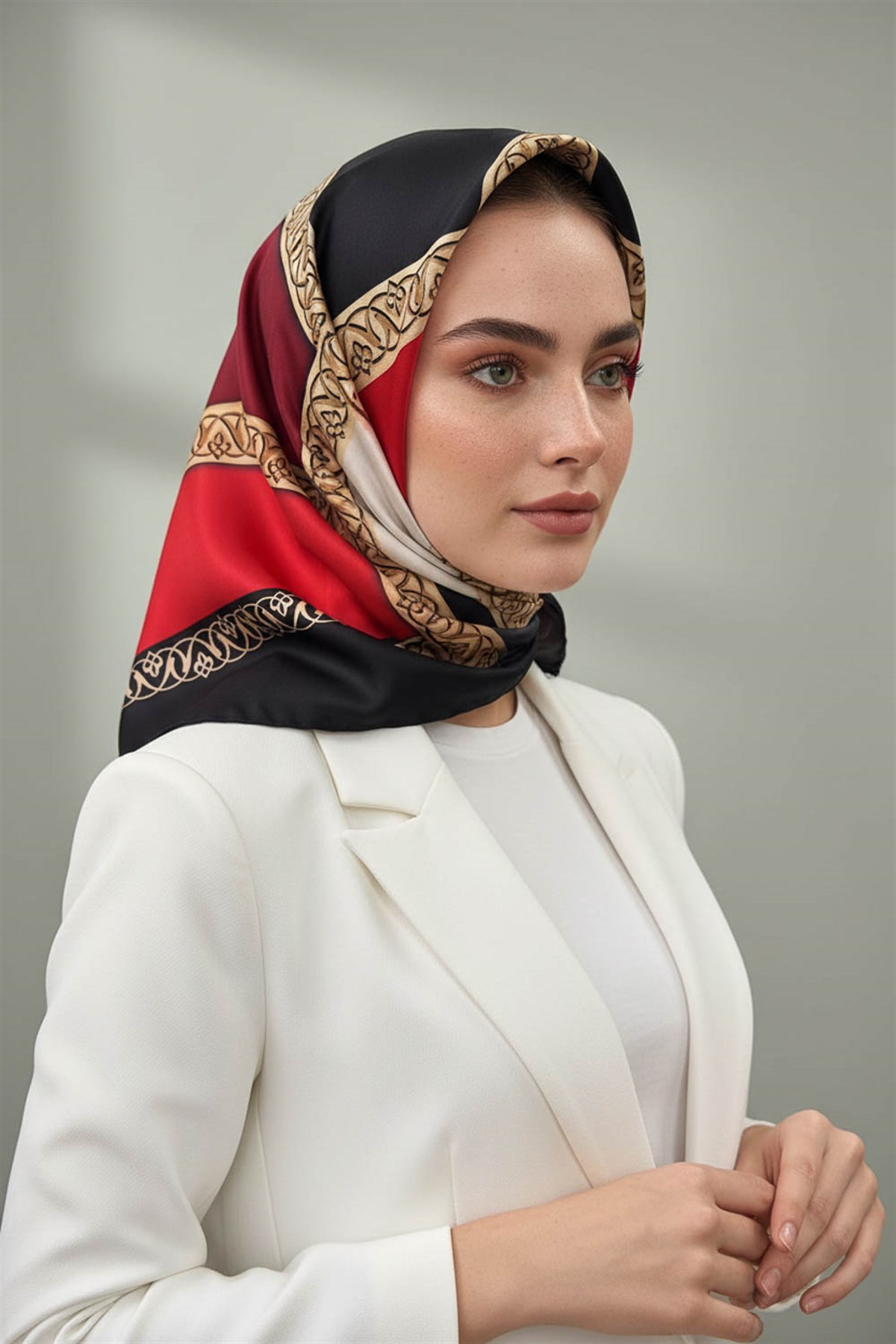 %100 Twill İpek Geometrik Desenli Kırmızı - Bej Renkli 90x90 Eşarp Dikim Şekli : El Dikişi