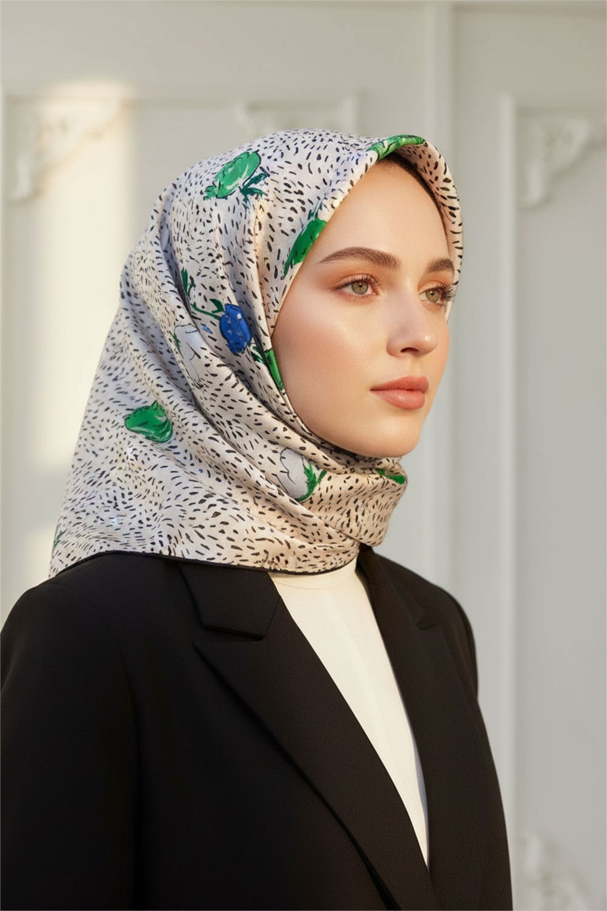 %100 Twill İpek Çıtır Çiçek Desenli Saks - Zümrüt Yeşili Renkli 90x90 Eşarp Dikim Şekli : El Dikişi