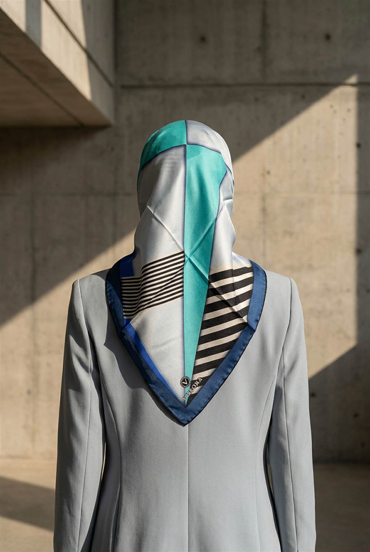 %100 Twill İpek Çizgili ve Geometrik Desenli Saks - Mint Yeşili Renkli 90x90 Eşarp Dikim Şekli : El Dikişi