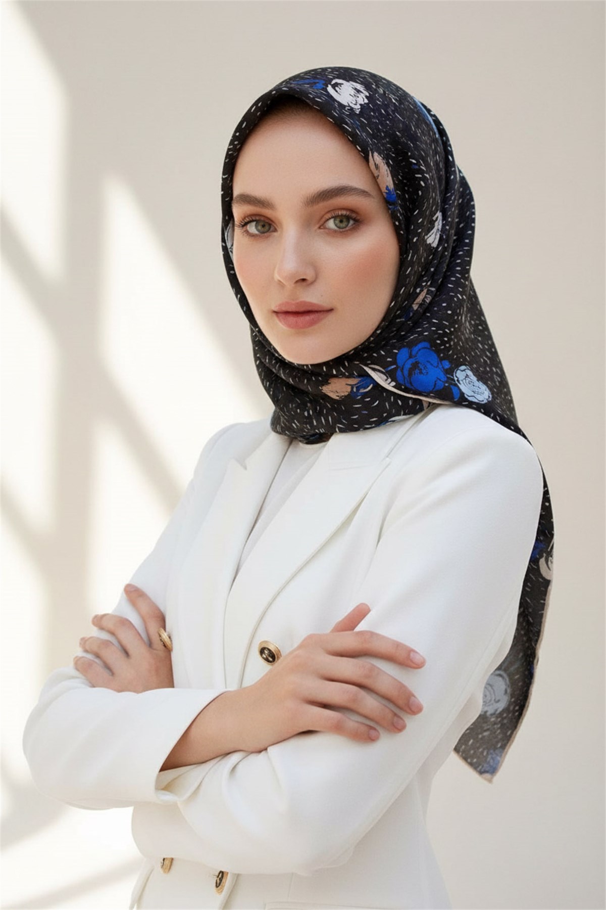 %100 Twill İpek Çıtır Çiçek Desenli Siyah - Saks Renkli 90x90 Eşarp Dikim Şekli : El Dikişi