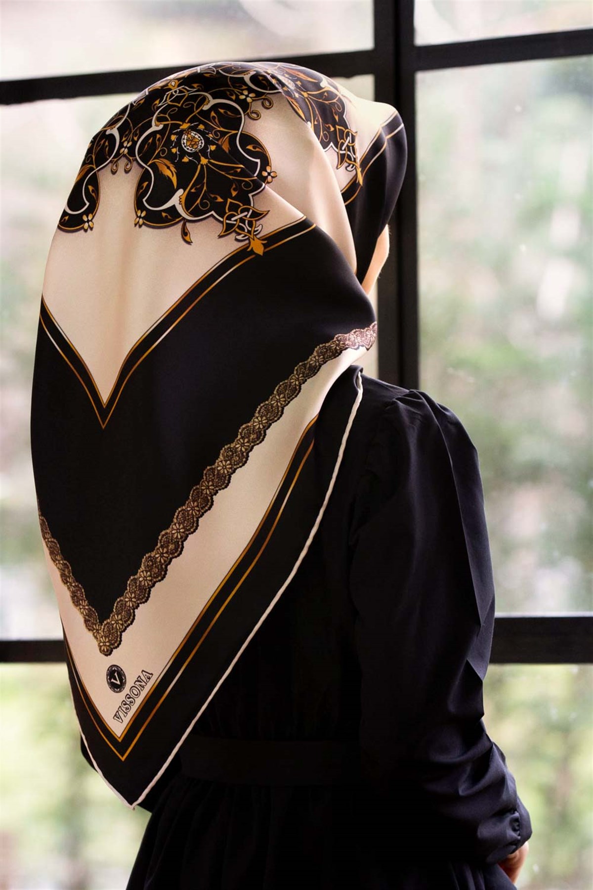 % 57 İPEK % 43 VİSKON Twill İpek Barok Desenli Siyah - Krem Renkli 90x90 Eşarp Dikim Şekli : El Dikişi