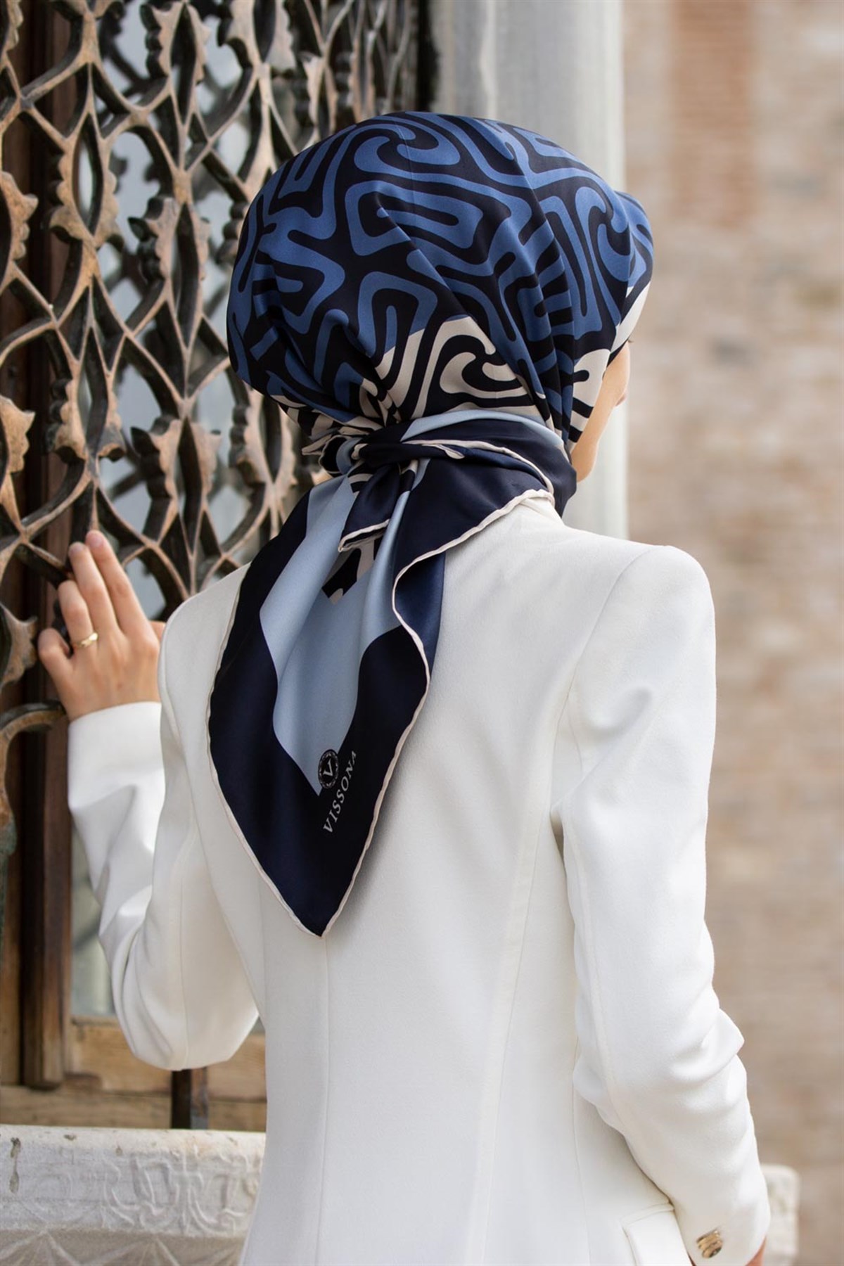 100% Twill İpek Bordürlü Dalga Desenli İndigo - Lacivert Renkli 90x90 Dikim Şekli : El Dikişi Eşarp