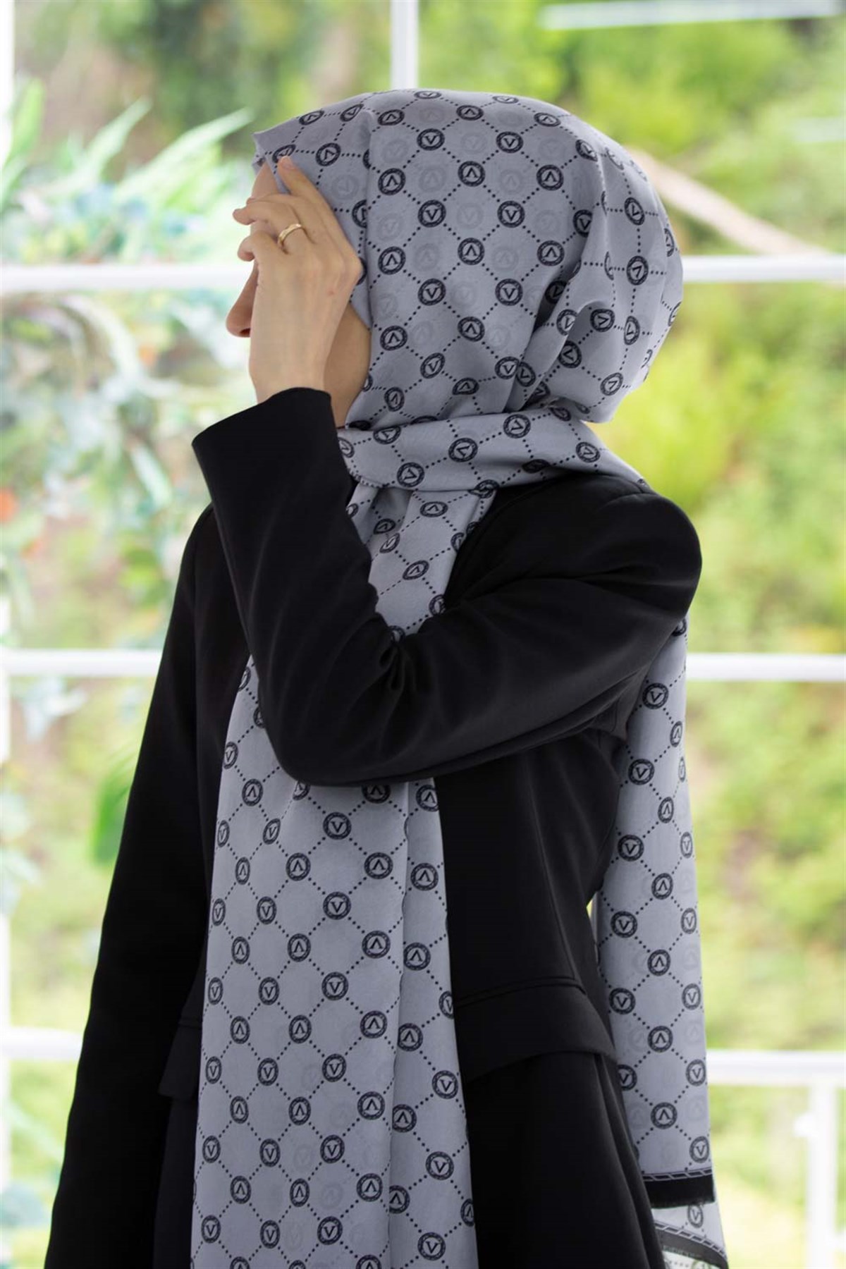 % 100 İpek V Logo Desenli Gri - Siyah Renkli 90x210 Şal
