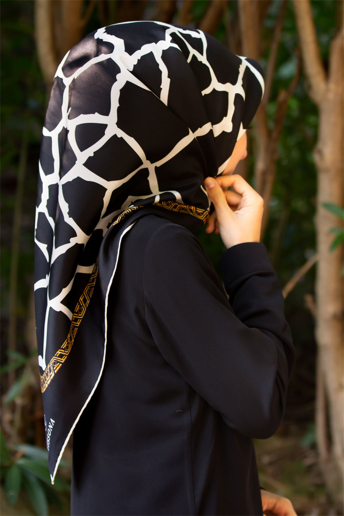 % 57 İPEK % 43 VİSKON Twill Taş Desenli Siyah - Krem Renkli 90x90 Eşarp Dikim Şekli: El Dikişi