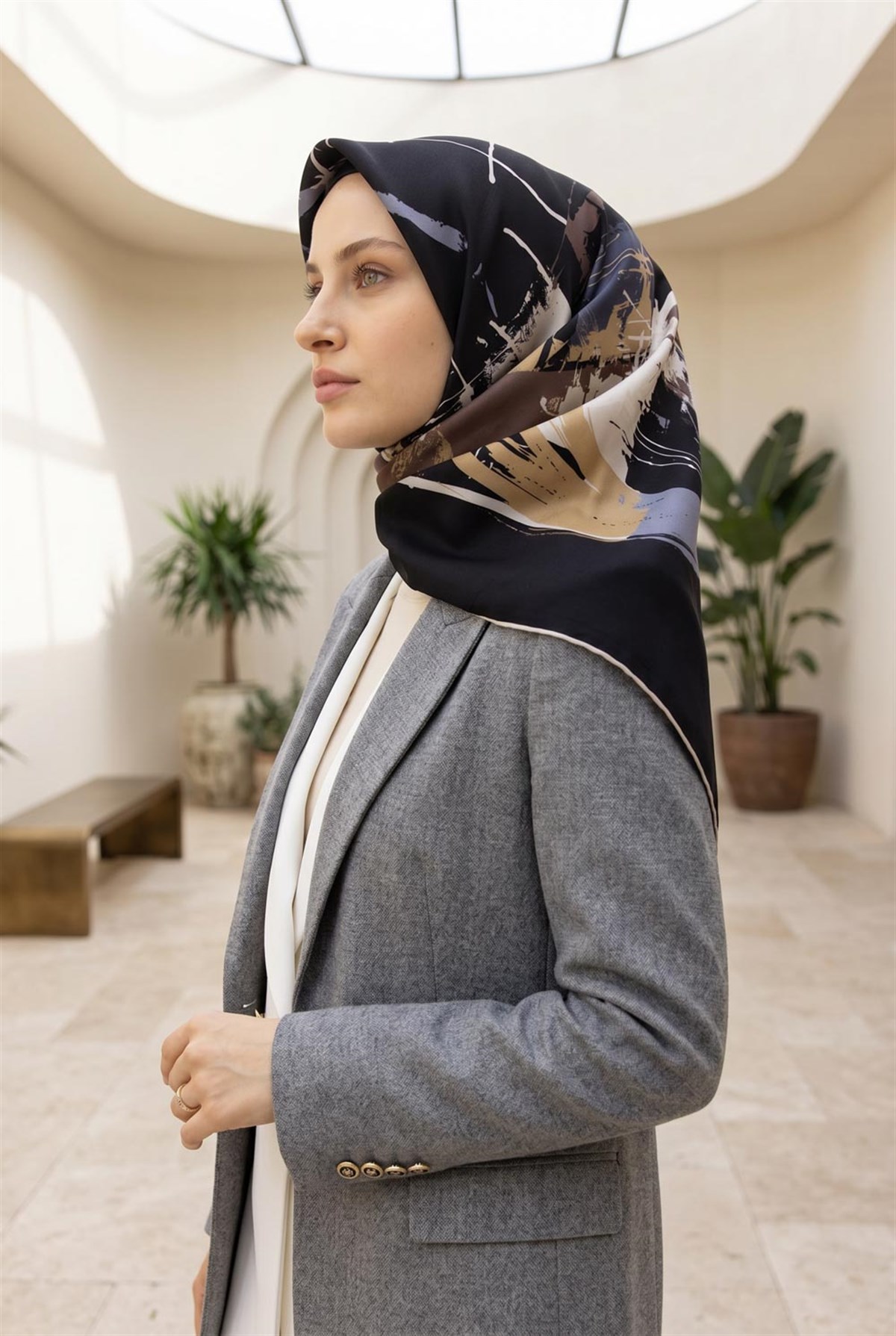 %100 Twill İpek Geometrik Desenli Bej - Gri Renkli 90x90 Eşarp Dikim Şekli : El Dikişi