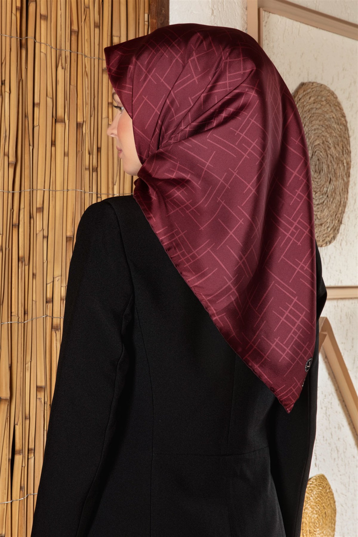 %100 Twill İpek Çizgi Desenli Bordo Renkli 90x90 Eşarp Dikim Şekli : El Dikişi